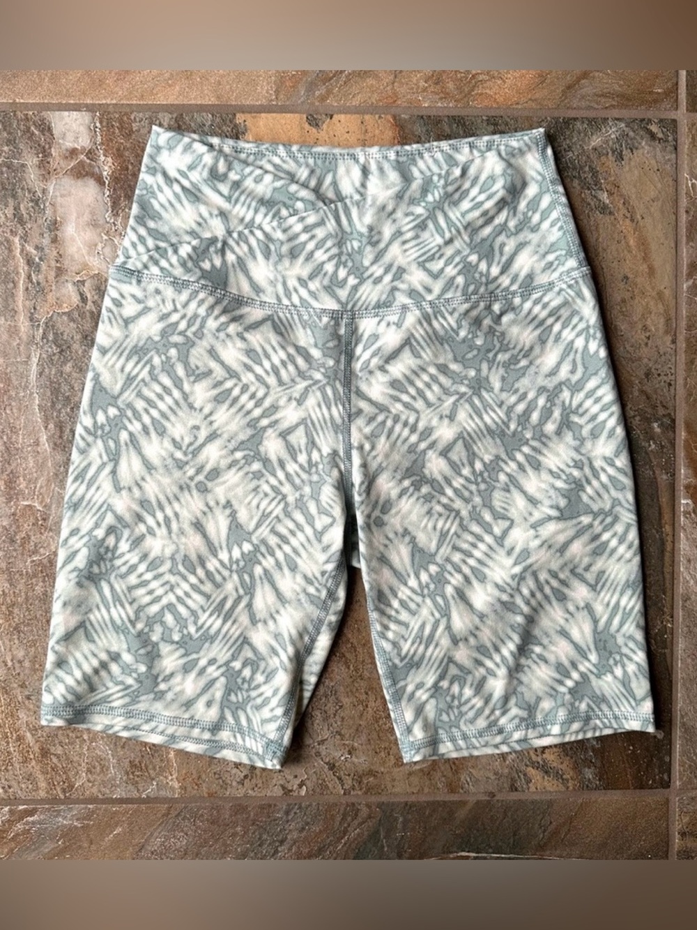 Maurices Crossover Waist Bermuda Luxe Bike Shorts Women's Size XS Green Tie Dye
